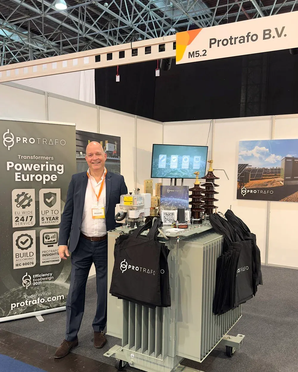 De stand van Protrafo B.V. op de Hannover Messe 2024 in Duitsland, met een echte oliegevulde distributietransformator onder het spandoek "Transformers Powering Europe"
