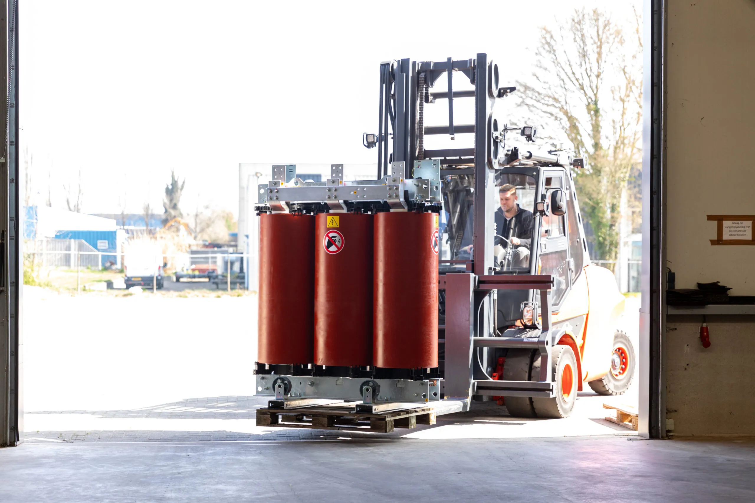 Levering van 10 × 2,000 kVA transformatoren voor een onderstationbouwer in Nederland