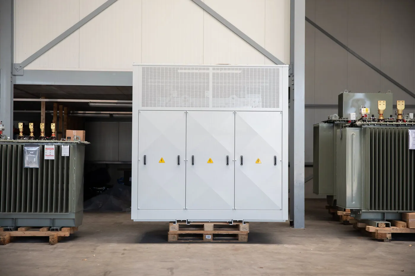 Lichtgrijze IP21-behuizing met een droge giethars-transformator, vooraanzicht in de werkplaats