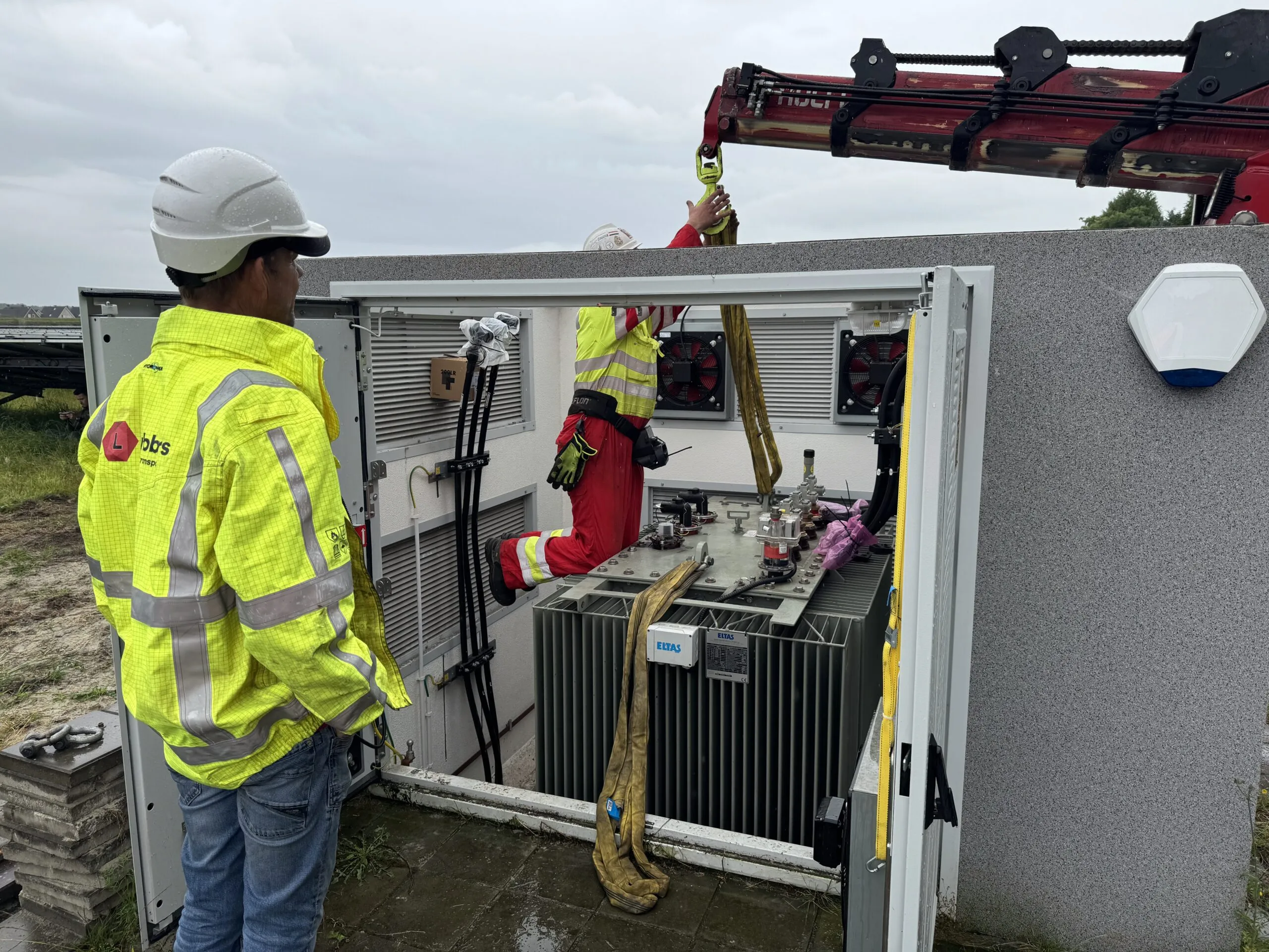 Transformatorreparatie in het zonnepark – Sleen, Nederland