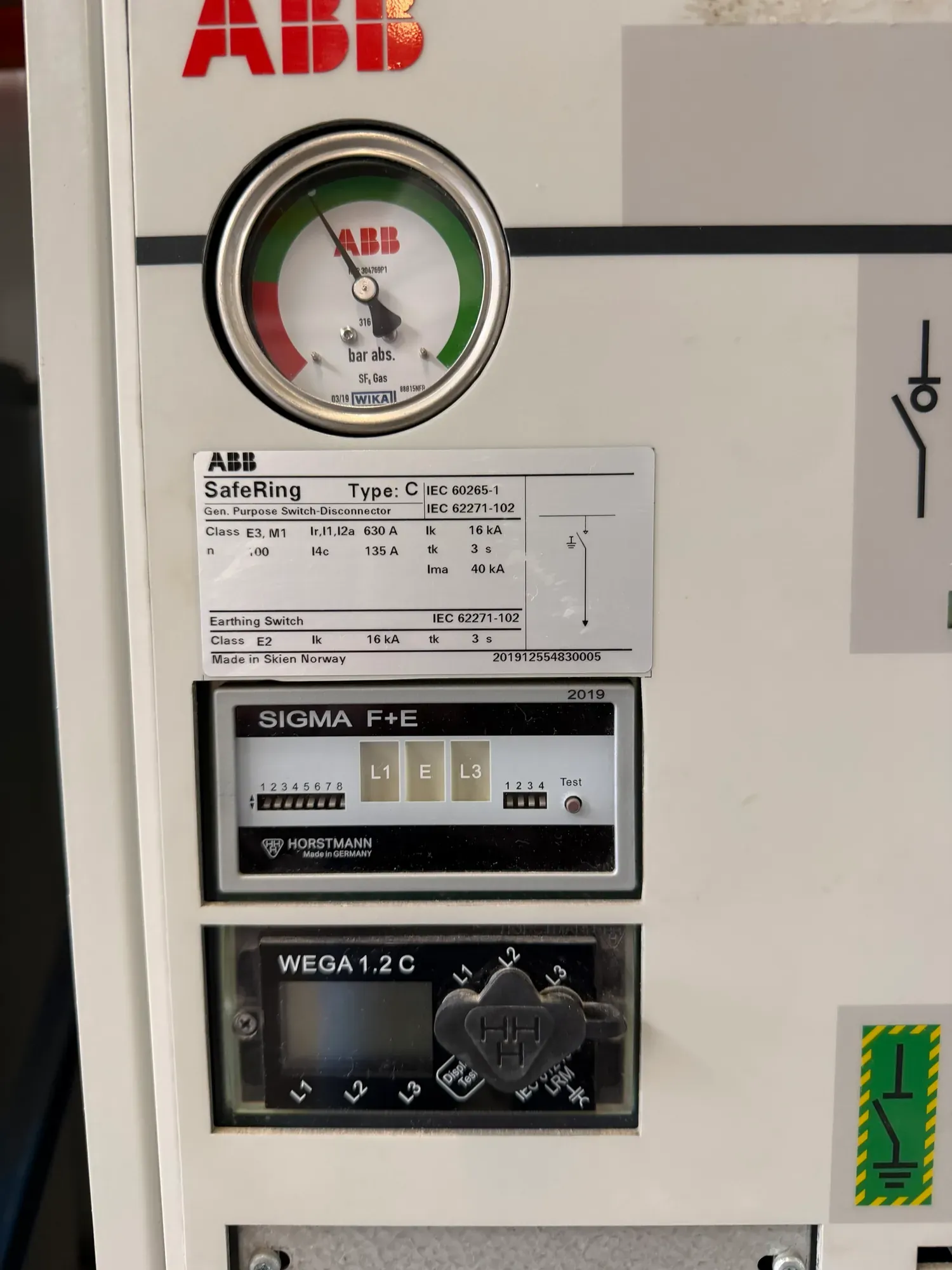 Kabelfeld mit SF₆-Manometer, Kurzschlussanzeiger und Spannungsprüfsystem