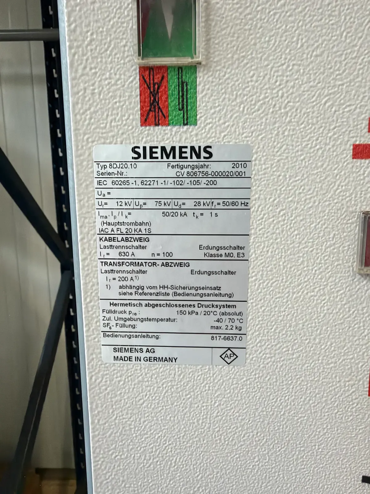 Siemens-Typenschild Typ 8DJ20.10 (12 kV, 2010) mit Bereitschaftsanzeiger auf Grün