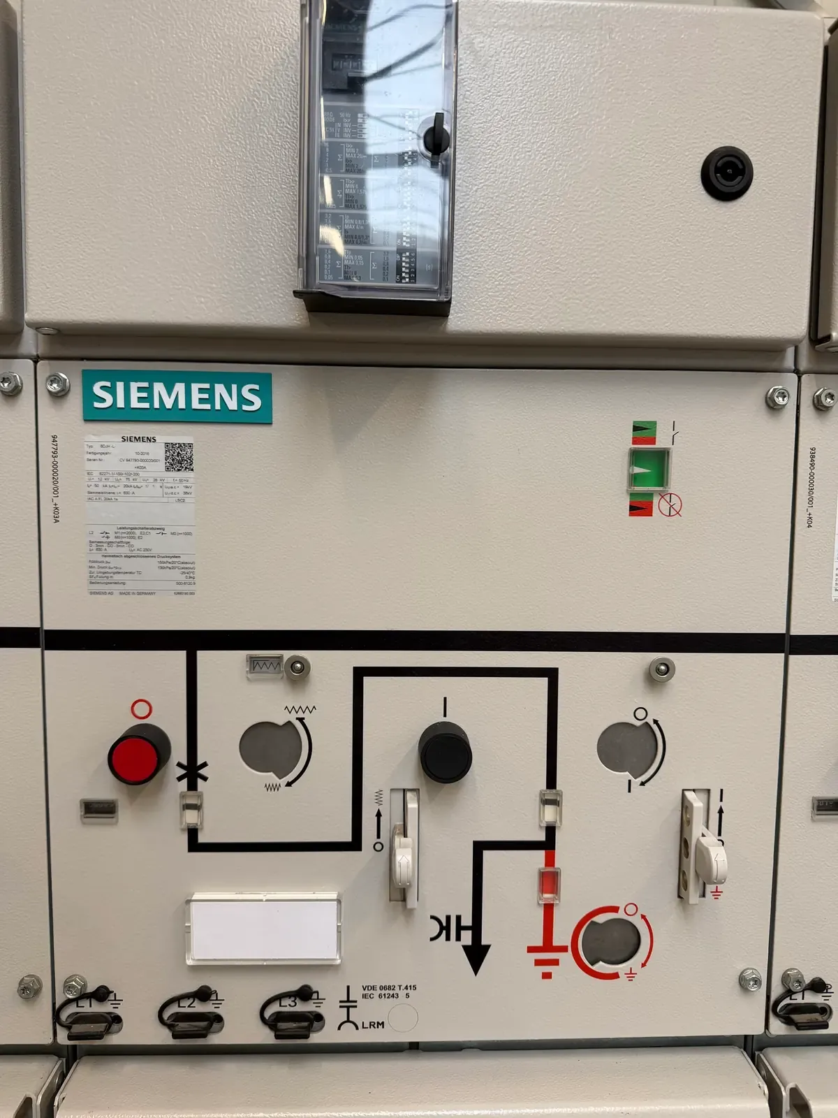 Leistungsschalterfeld K03A mit dem Typenschild von Block L (10-2018)